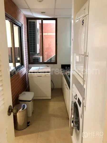 คอนโด ให้เช่าหรือขายในWatthana, Bangkok - ห้องซักรีดมีเครื่องซักและเครื่องอบแบบซ้อน ติดหน้าต่าง