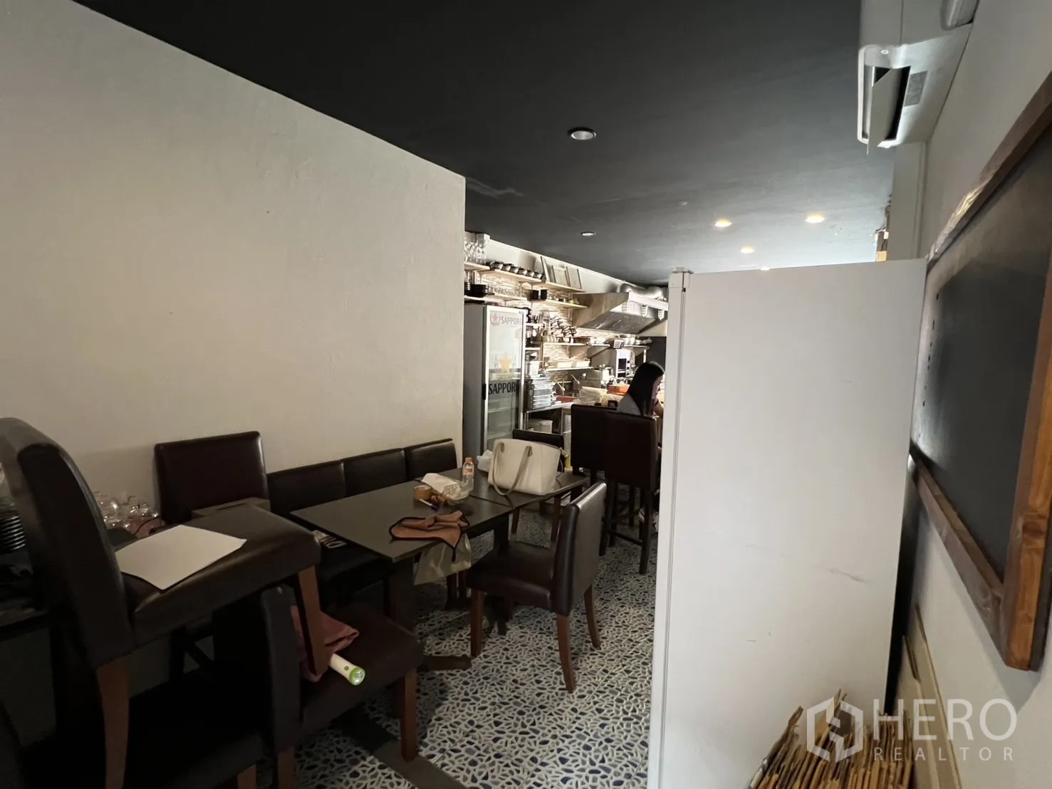อาคารพาณิชย์ ให้เช่าหรือขาย - โซนรับประทานอาหารพร้อมโต๊ะเก้าอี้หนัง ติดครัวเปิดของตึกแถว