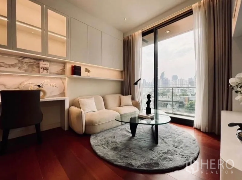 公寓 出租在Watthana, Bangkok - 采光充足的客厅，配沙发与玻璃茶几，阳台望城市景观的通罗公寓