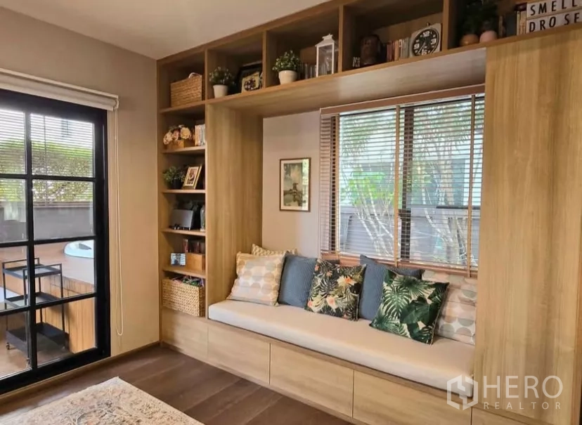 独立式住宅 出租在Bang Phli, Samut Prakan - 多功能房，内置长椅与书架及窗户