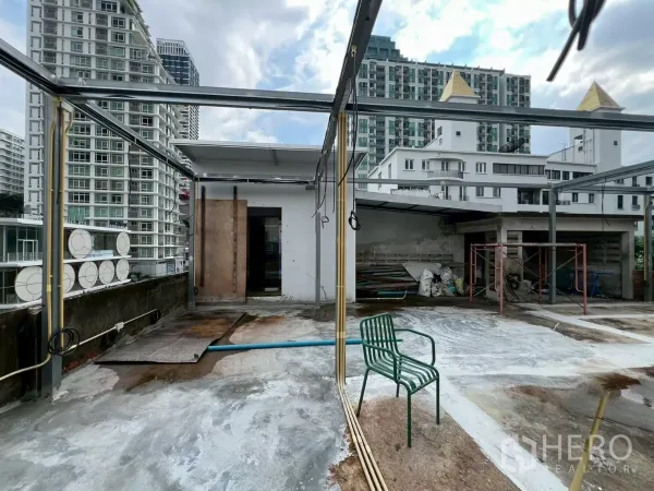 零售空间 出租在Watthana, Bangkok - 通罗区域屋顶商业空间，钢结构框架与城市高楼景观