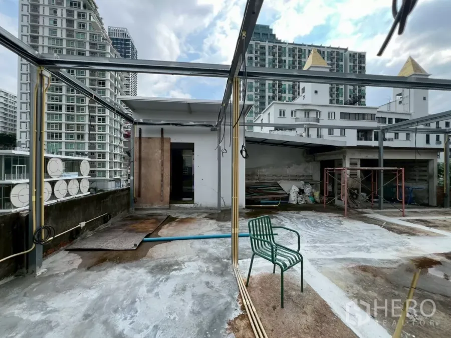 零售空间 出租在Watthana, Bangkok - 通罗区域屋顶商业空间，钢结构框架与城市高楼景观