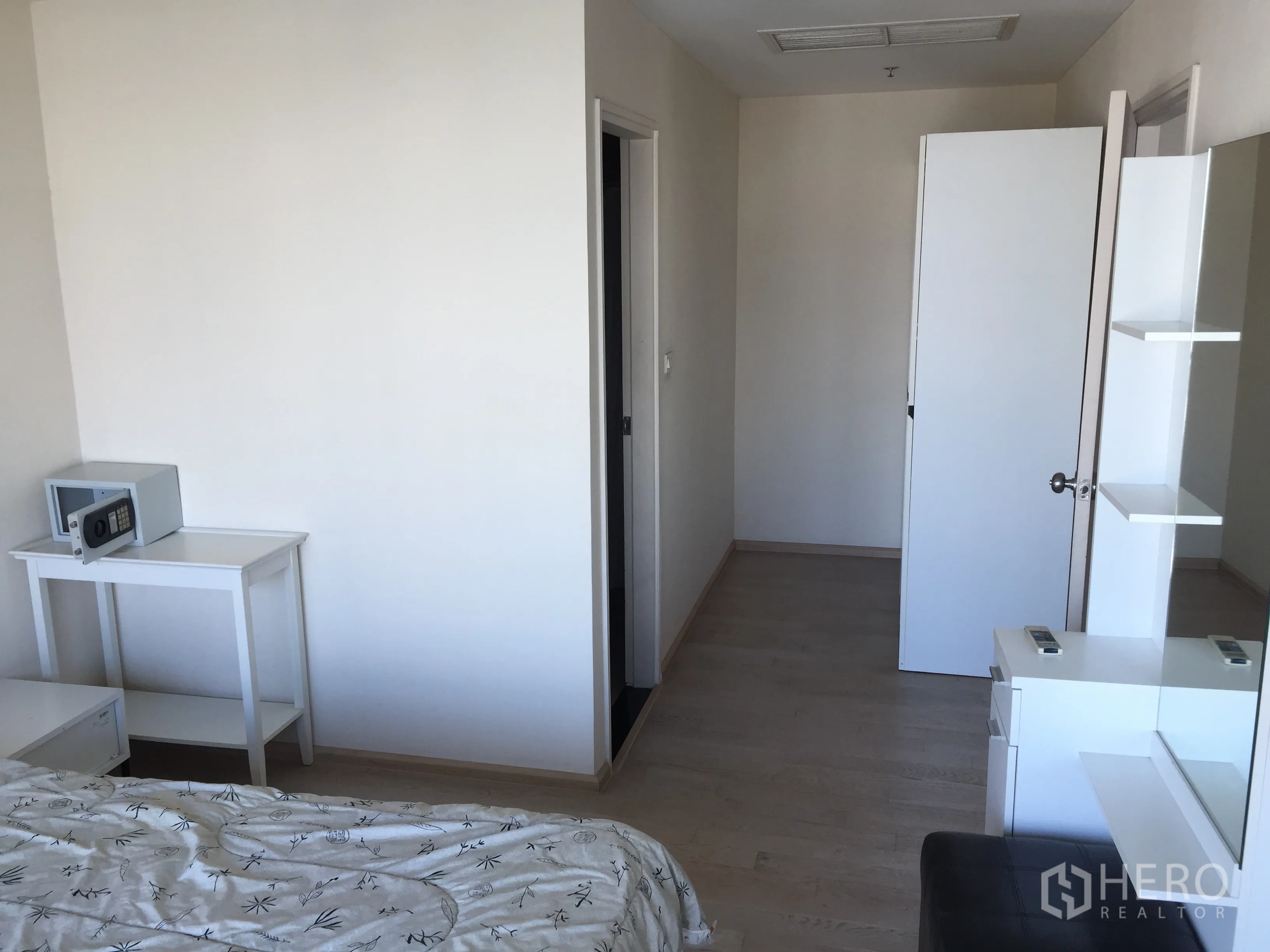 公寓 出租或出售在Khlong Toei, Bangkok - 卧室一角设梳妆台、置物架、衣柜与通往卫浴的门。