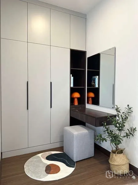 บ้าน ให้เช่าในBang Phli, Samut Prakan - มุมโต๊ะเครื่องแป้งพร้อมตู้บิลต์อิน ม้านั่ง และชั้นวาง