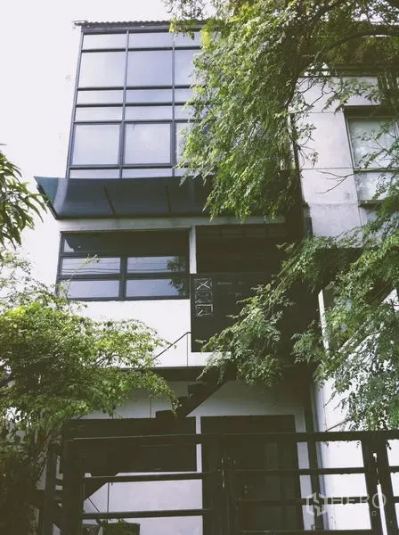 สำนักงานที่บ้าน ให้เช่าในChatuchak, Bangkok - ด้านหน้าอาคารร่มรื่น มีหน้าต่างบานใหญ่และรั้วเหล็ก