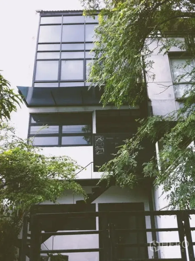 สำนักงานที่บ้าน ให้เช่าในChatuchak, Bangkok - ด้านหน้าอาคารร่มรื่น มีหน้าต่างบานใหญ่และรั้วเหล็ก