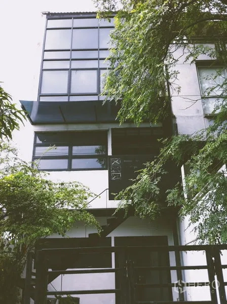 สำนักงานที่บ้าน ให้เช่าในChatuchak, Bangkok - ด้านหน้าอาคารร่มรื่น มีหน้าต่างบานใหญ่และรั้วเหล็ก