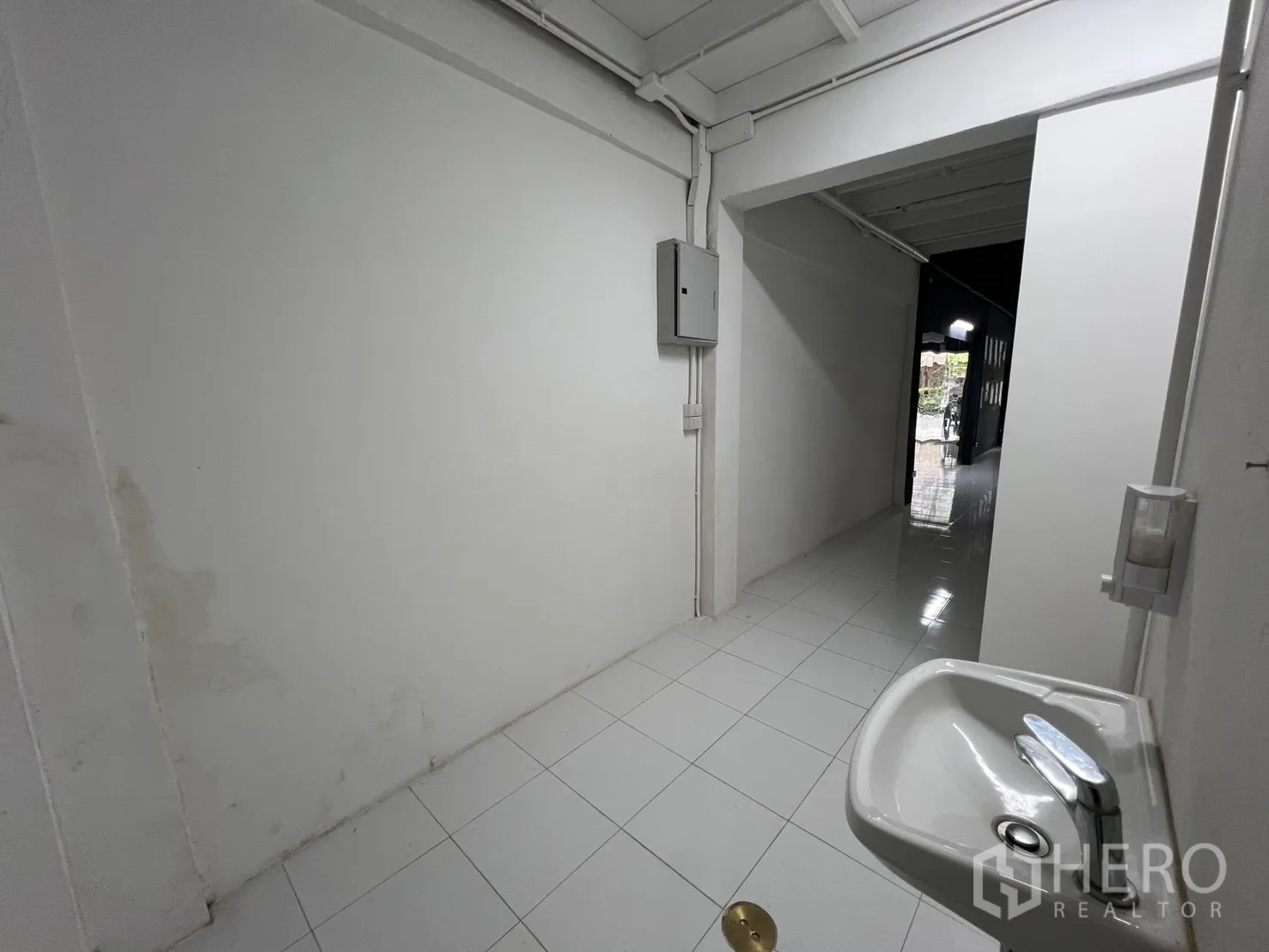 อาคารพาณิชย์ ให้เช่าหรือขายในKhlong Toei, Bangkok - โถงทางเดินมีอ่างล้างหน้าติดผนัง มองไปยังหน้าร้าน