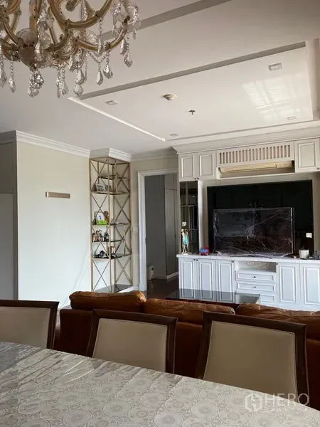 คอนโด ให้เช่าในRatchathewi, Bangkok - ห้องนั่งเล่นสไตล์คลาสสิก ตู้บิวท์อินสีขาว ชั้นโชว์ และโคมระย้าคริสตัล