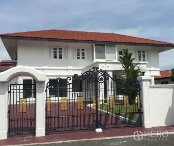 独立式住宅 出租在Bang Phli, Samut Prakan - 两层白色独栋别墅，红色瓦顶，配精美锻铁大门。