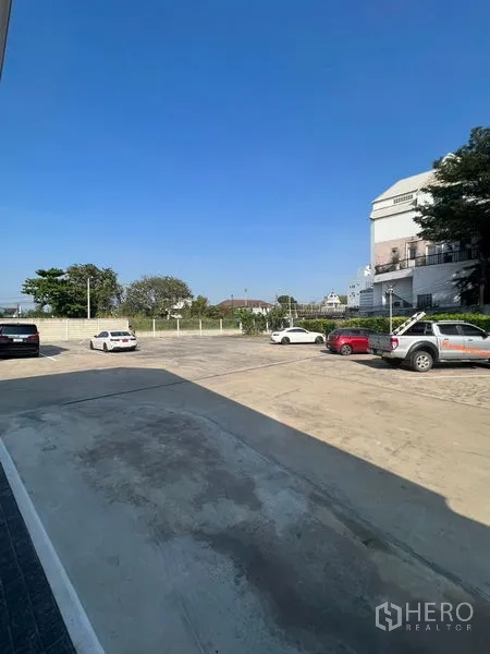 พื้นที่ขายปลีก ให้เช่าในPrawet, Bangkok - ลานจอดรถกว้างขวางภายในพื้นที่ ติดกับอาคารค้าปลีก เข้าออกสะดวก