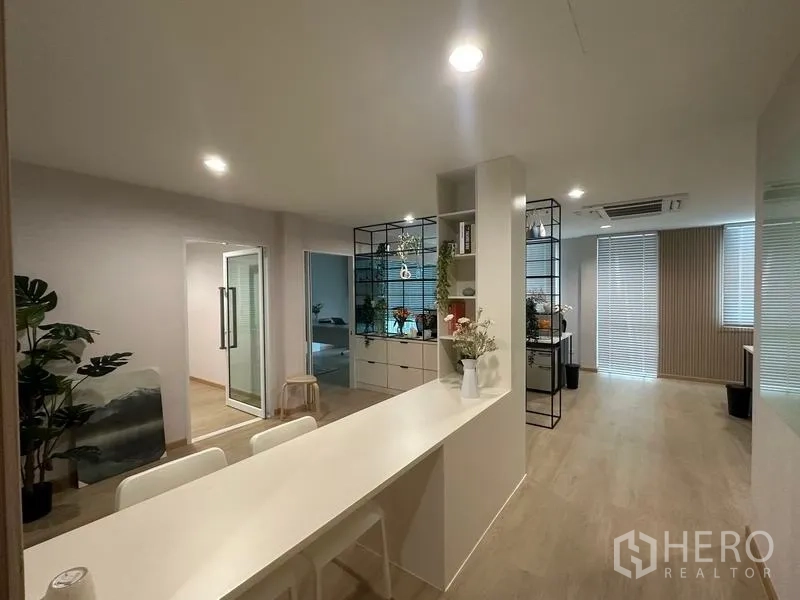 货栈 出售在Pathum Thani - 办公室茶水吧台，长操作台、置物架与玻璃隔断房间。