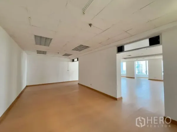 สำนักงาน ให้เช่าในChatuchak, Bangkok - โถงเชื่อมสองโซนสำนักงาน พร้อมฝ้าหลุมและโคมไฟ ติดพื้นลามิเนต