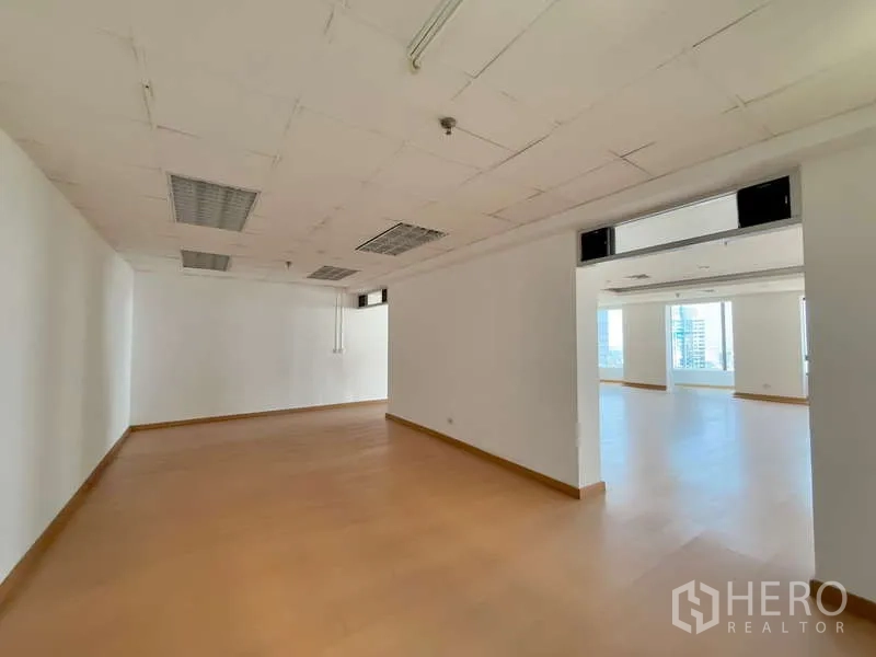 สำนักงาน ให้เช่าในChatuchak, Bangkok - โถงเชื่อมสองโซนสำนักงาน พร้อมฝ้าหลุมและโคมไฟ ติดพื้นลามิเนต