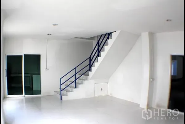 工厂 出租在Pak Kret, Nonthaburi - 厂内明亮瓷砖办公室，带蓝色扶手楼梯和玻璃推拉门