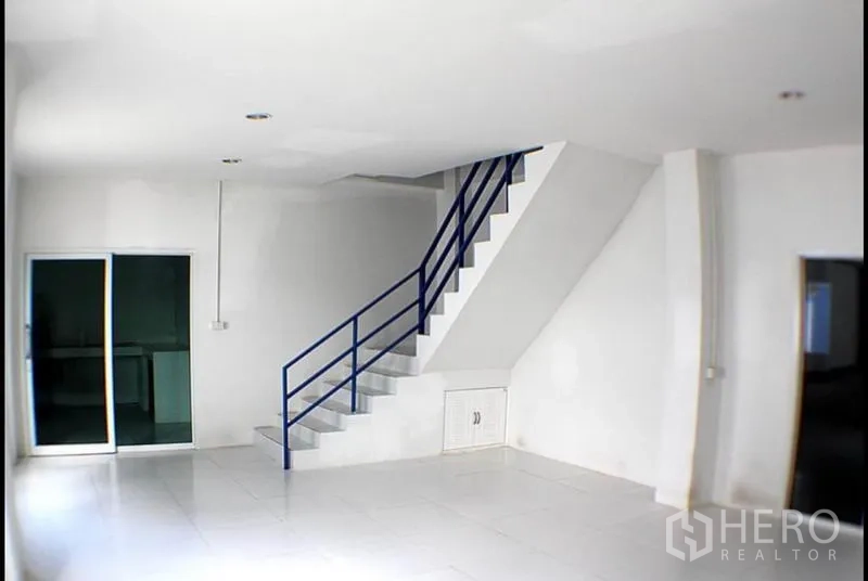 工厂 出租在Pak Kret, Nonthaburi - 厂内明亮瓷砖办公室，带蓝色扶手楼梯和玻璃推拉门