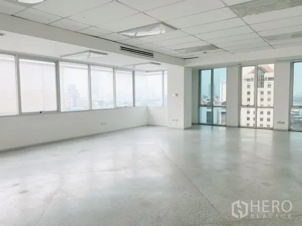 สำนักงาน ให้เช่าในChatuchak, Bangkok - ชั้นออฟฟิศมุมอาคารพร้อมหน้าต่างรอบด้านเห็นวิวกรุงเทพฯ