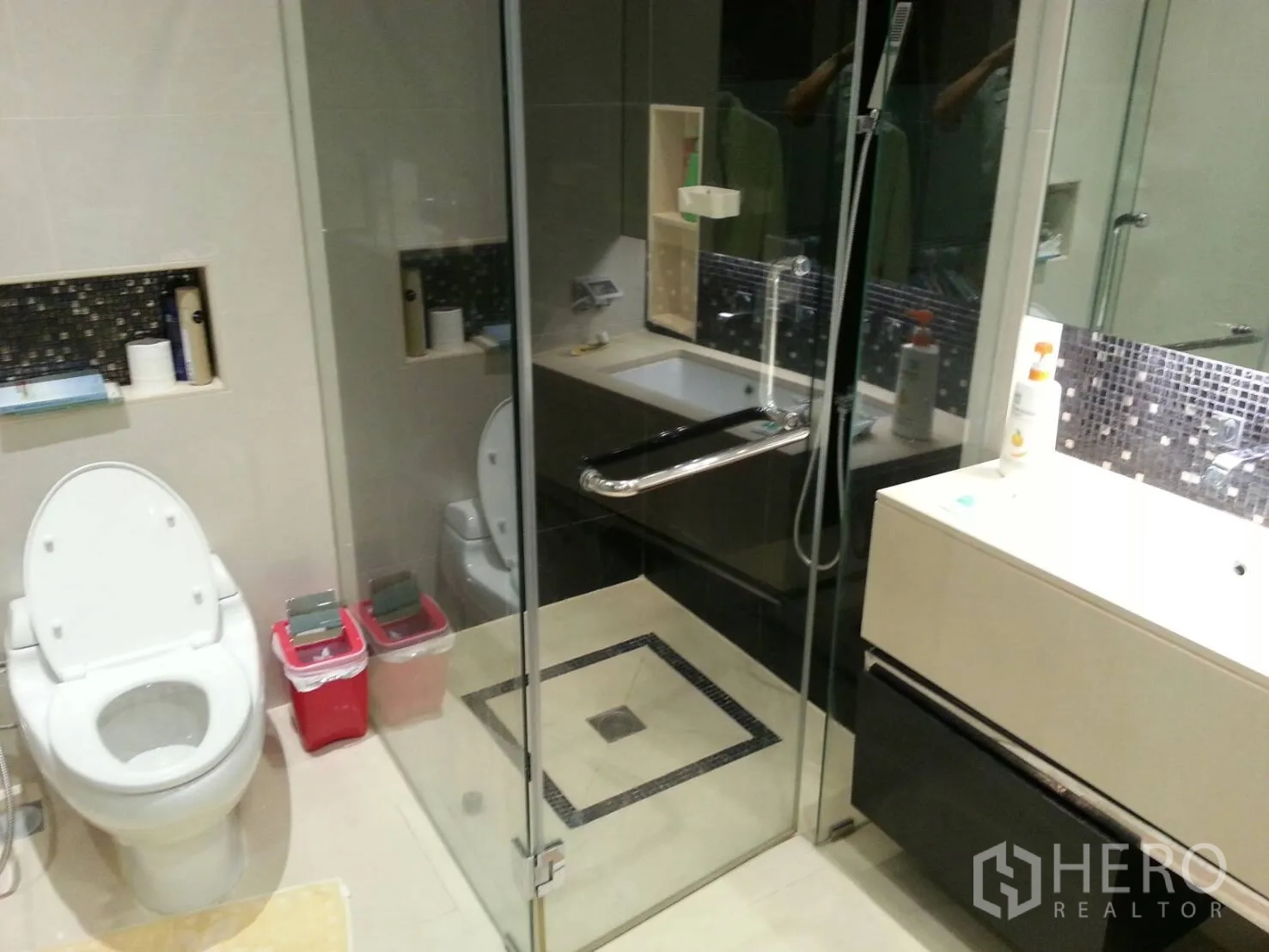 คอนโด ให้เช่าหรือขายในKhlong Toei, Bangkok - ห้องน้ำสมัยใหม่มีห้องอาบน้ำกระจก อ่างอาบน้ำ อ่างล้างหน้า และโมเสกตกแต่ง