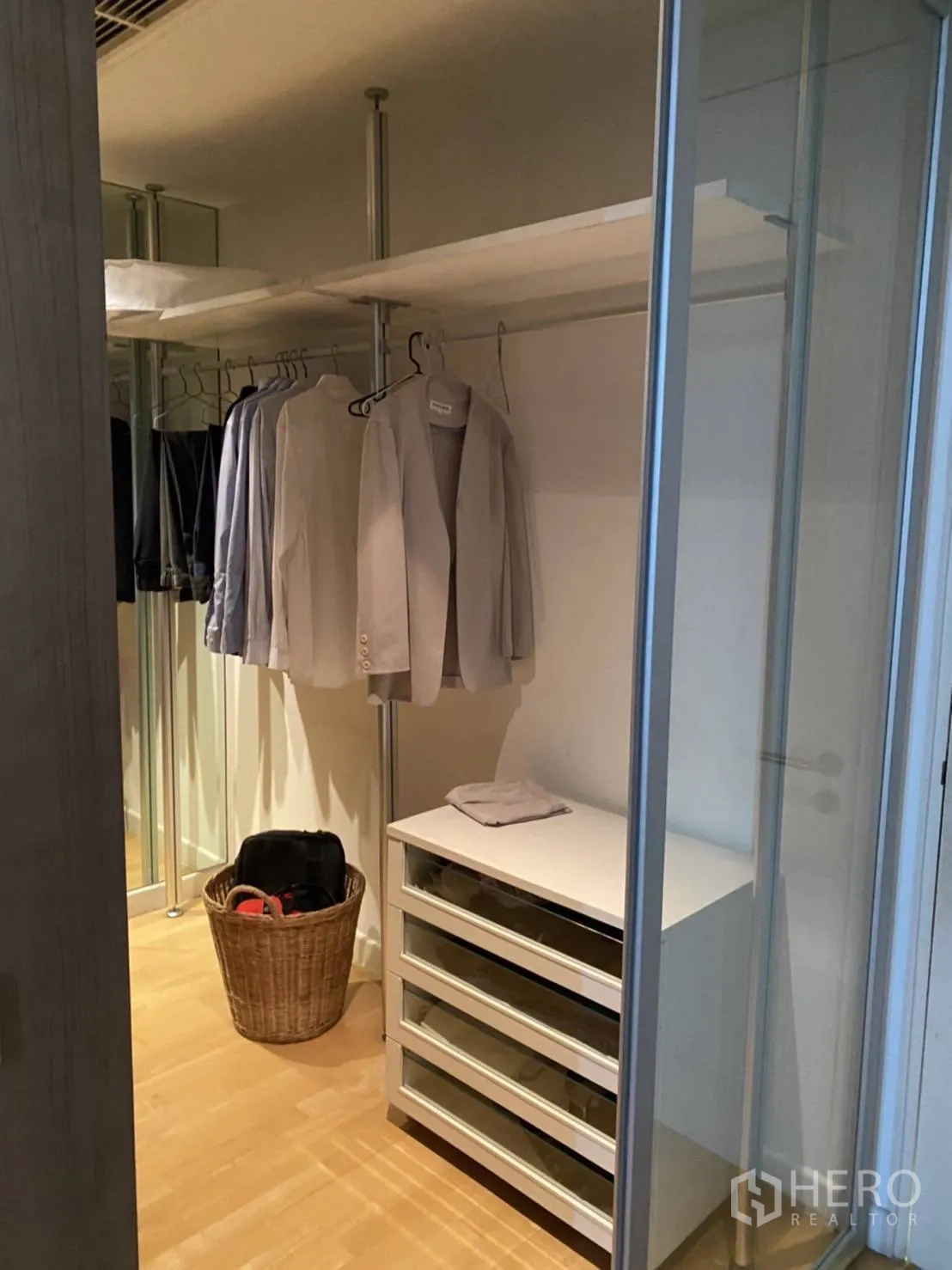 คอนโด ให้เช่าในKhlong San, Bangkok - ห้องแต่งตัวแบบวอล์กอิน มีราวแขวน เสื้อผ้า ลิ้นชัก และตะกร้าหวาย