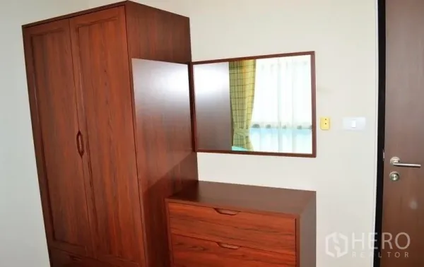 คอนโด ให้เช่าในPhaya Thai, Bangkok - มุมห้องนอนพร้อมตู้เสื้อผ้าไม้ โต๊ะเครื่องแป้งและกระจก