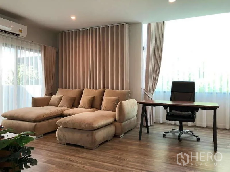 บ้าน ขายในBang Sao Thong, Samut Prakan - ห้องรับแขกมุมกระจกกว้าง พร้อมโต๊ะทำงานและผ้าม่านยาว