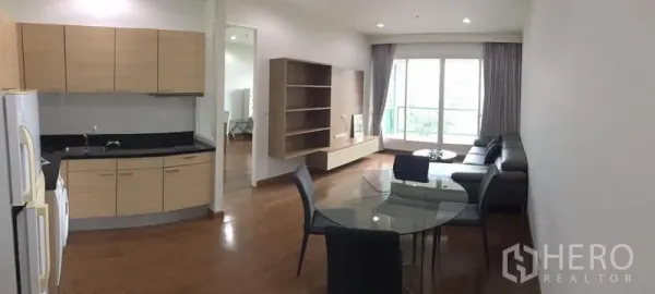 คอนโด ให้เช่าในPathum Wan, Bangkok - พื้นที่นั่งเล่นและทานอาหารแบบโอเพ่น พร้อมโต๊ะกระจก ตู้บิลท์อิน ครัวแพนทรี และประตูกระจกสไลด์ออกระเบียง