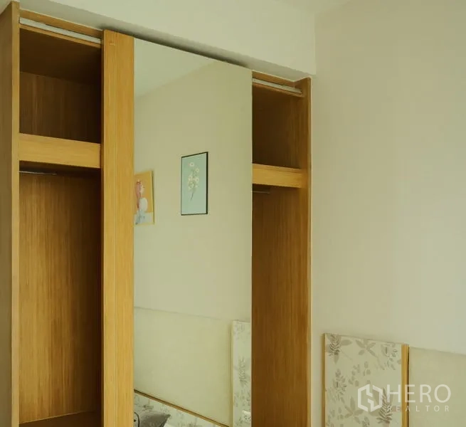 公寓 出租在Bang Rak, Bangkok - 带镜面推拉门的衣柜，卧室明亮整洁