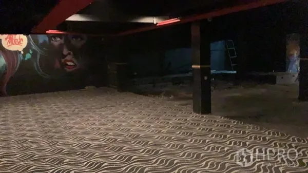 店屋 出租在Watthana, Bangkok - 宽敞的深色室内，波浪纹地毯、黑色立柱与大型涂鸦墙面。