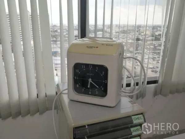 สำนักงาน ให้เช่าในBang Na, Bangkok - เครื่องตอกบัตรข้างหน้าต่างมู่ลี่แนวตั้ง มองเห็นวิวเมืองพาโนรามา