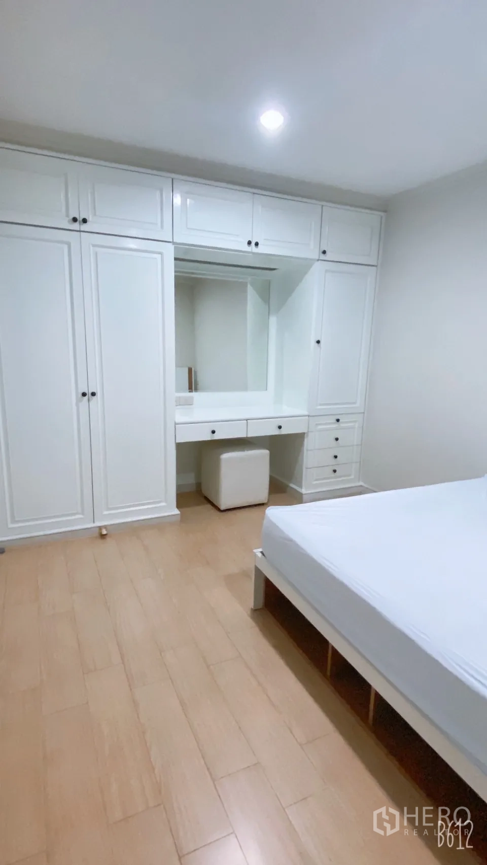 คอนโด ให้เช่าในWatthana, Bangkok - พื้นที่เก็บของห้องนอนที่สองพร้อมตู้เสื้อผ้าบิลท์อินและโต๊ะเครื่องแป้งพร้อมกระจก