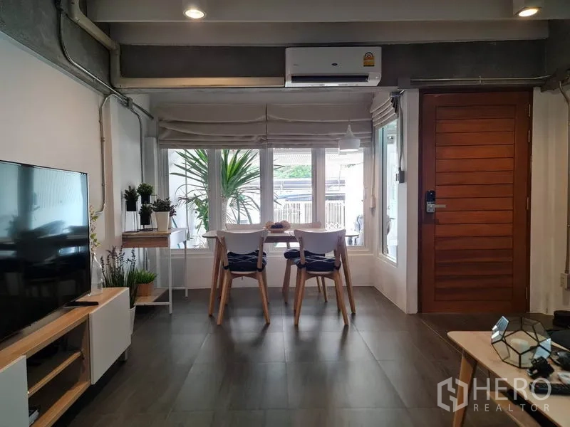 联排别墅 出租在Khlong Toei, Bangkok - 前窗旁的用餐角与木质入户门