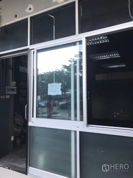 零售空间 出租在Khlong Toei, Bangkok - 临街一层店面，超大展示橱窗与推拉玻璃门，便于引流。