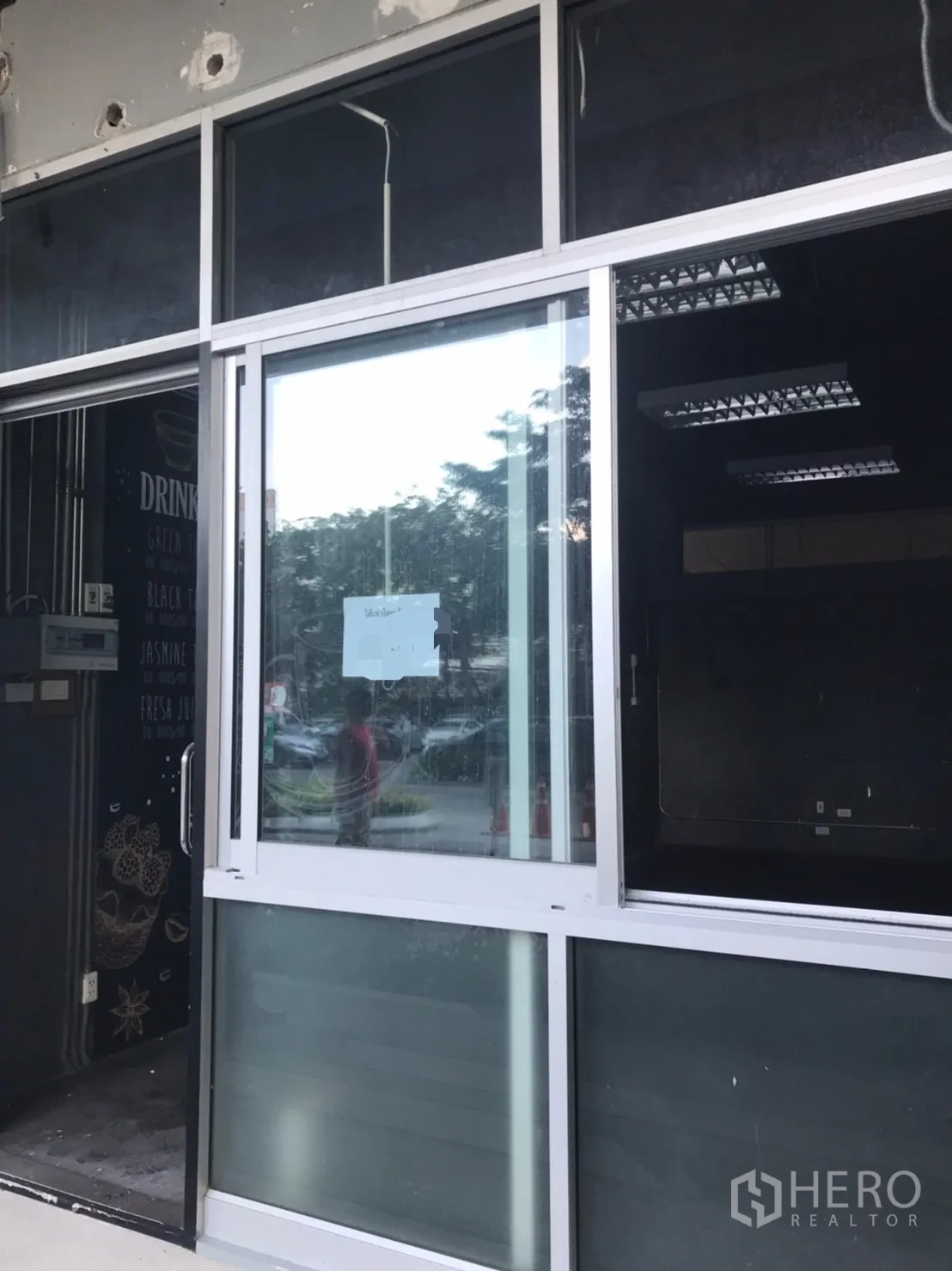 零售空间 出租在Khlong Toei, Bangkok - 临街一层店面，超大展示橱窗与推拉玻璃门，便于引流。