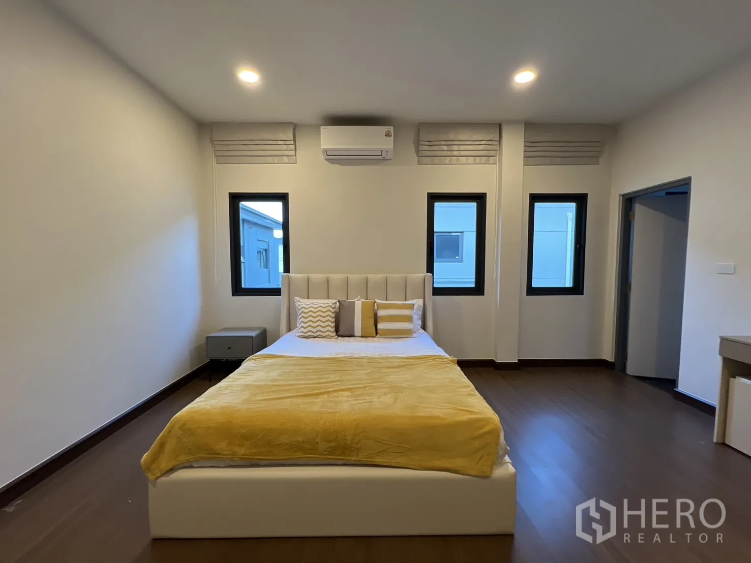 Detached House for rent or sale in Bang Phli, Samut Prakan - Second guest bedroom with white bed and yellow accents.