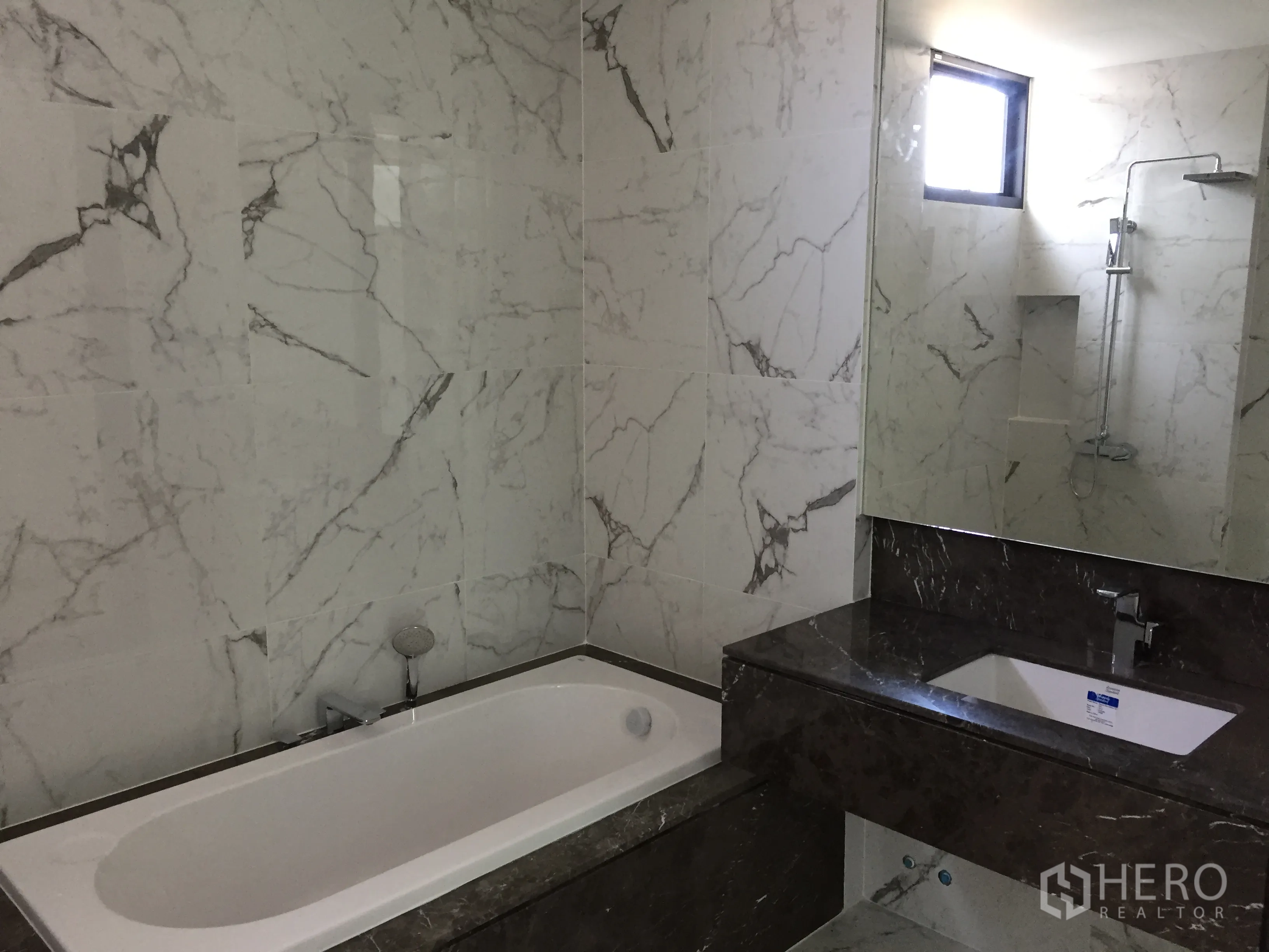 Townhouse for rent in Saphan Sung, Bangkok - Marble-tiled bathroom featuring a bathtub, vanity and separate shower area.