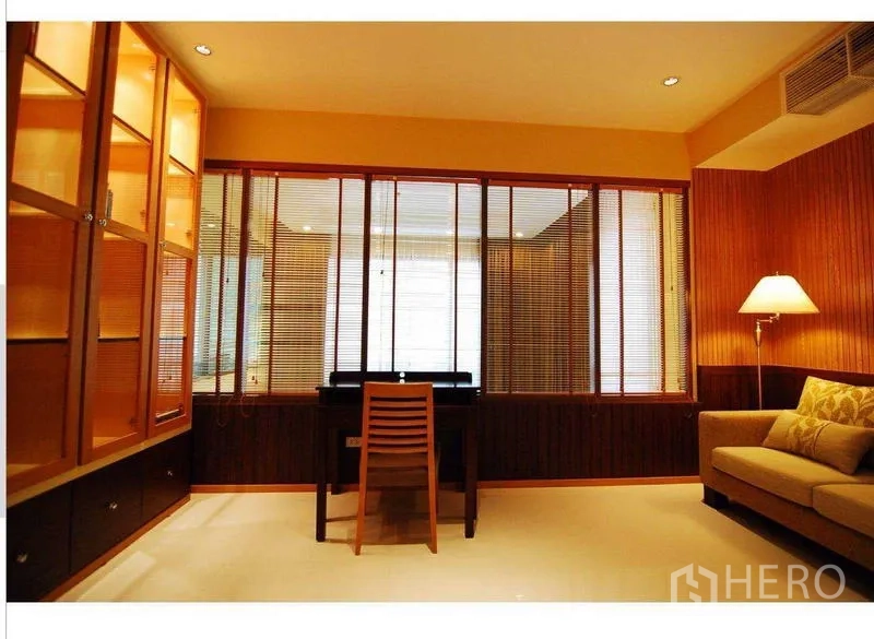 คอนโด ให้เช่า - ห้องทำงานพร้อมตู้บิลท์อินหน้ากระจก โต๊ะทำงาน มู่ลี่หน้าต่าง และโซฟา