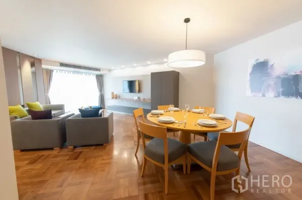 房间 出租在Yan Nawa, Bangkok - 明亮的客餐厅，大窗、壁挂电视与简洁收纳柜。