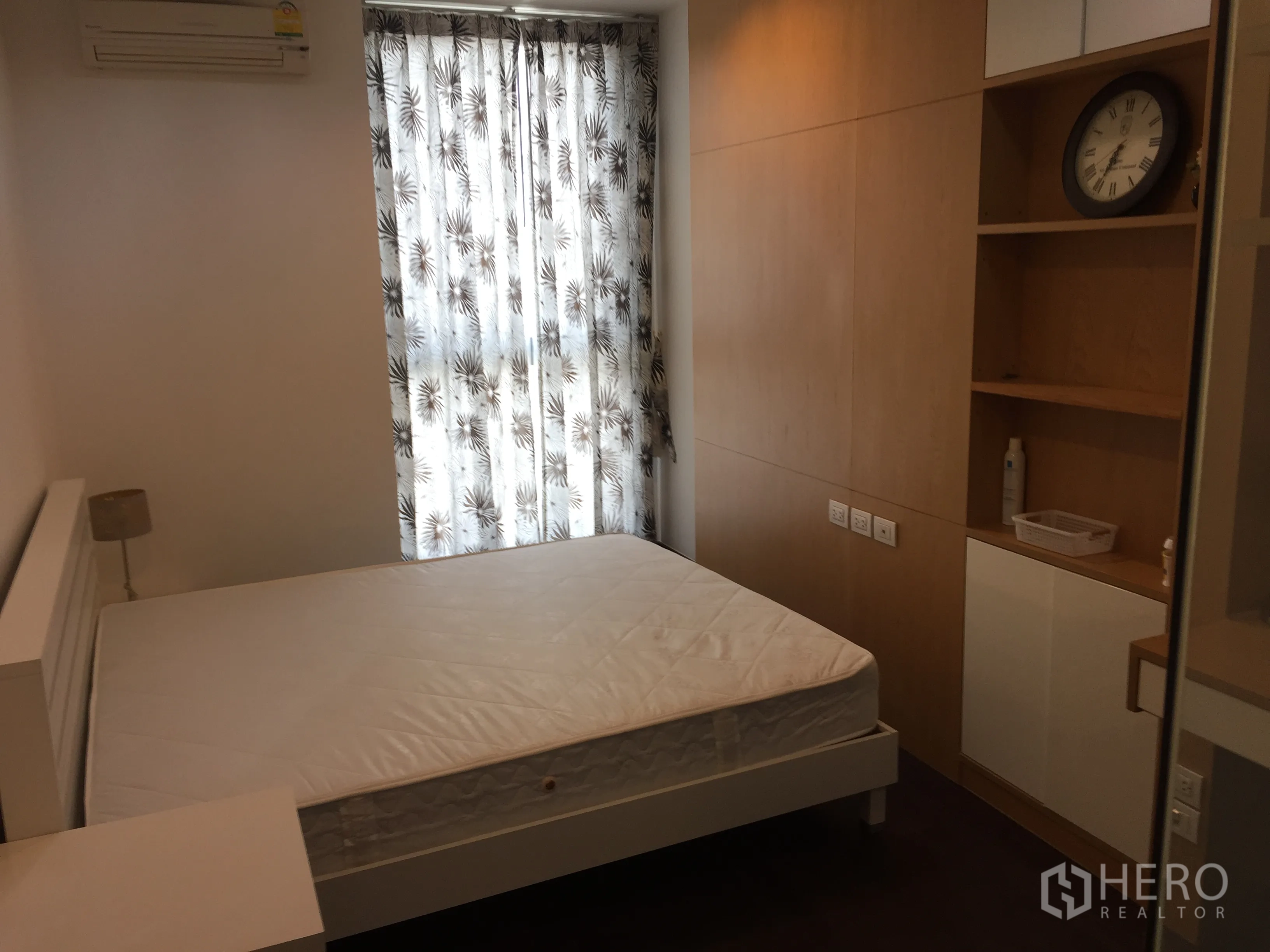 คอนโด ให้เช่าในRatchathewi, Bangkok - ห้องนอนเตียงคู่ เครื่องปรับอากาศ ม่านลาย และตู้เสื้อผ้าบิลต์อิน