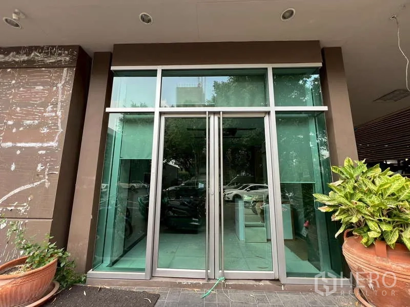สำนักงาน ให้เช่าในWatthana, Bangkok - ประตูทางเข้ากระจกคู่กรอบอลูมิเนียมด้านหน้าอาคาร