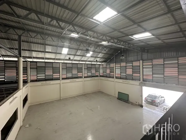 货栈 出租在Suan Luang, Bangkok - 仓库内景，钢结构高屋顶、天窗与百叶通风窗。