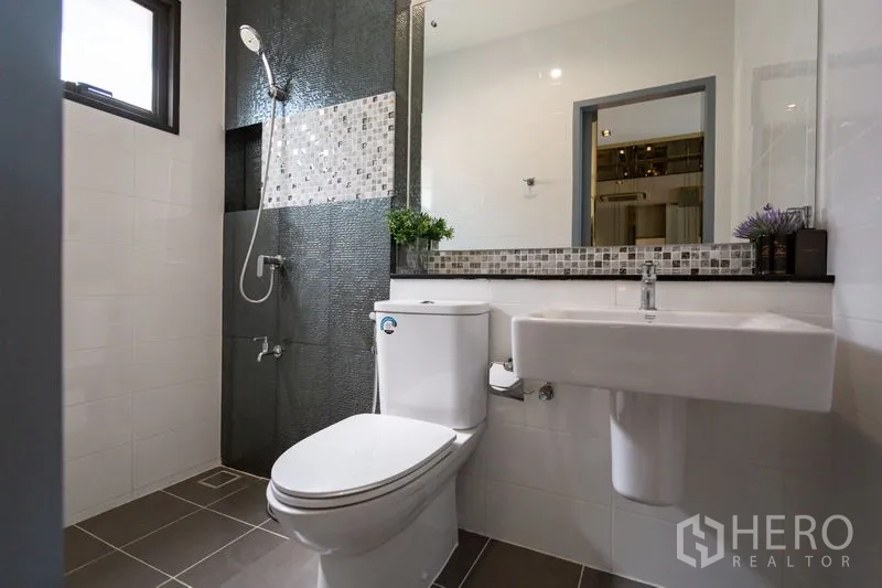 ทาวน์เฮาส์ ให้เช่าในBang Phli, Samut Prakan - ห้องน้ำสว่าง มีหน้าต่าง โซนอาบน้ำกระเบื้องเท็กซ์เจอร์ และกระจกเงายาว