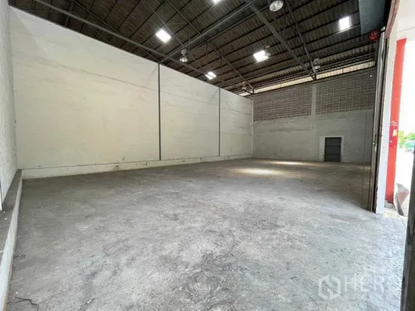 คลังสินค้า ให้เช่าในBang Phlat, Bangkok - พื้นที่โกดังกว้าง หลังคาโครงเหล็ก ไฟสว่าง เหมาะสำหรับเก็บสินค้าและโลจิสติกส์