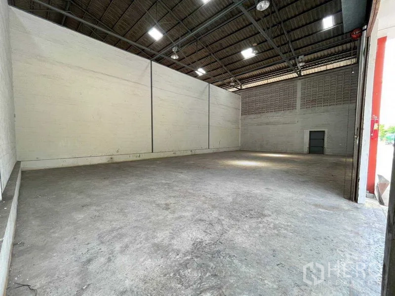 คลังสินค้า ให้เช่าในBang Phlat, Bangkok - พื้นที่โกดังกว้าง หลังคาโครงเหล็ก ไฟสว่าง เหมาะสำหรับเก็บสินค้าและโลจิสติกส์