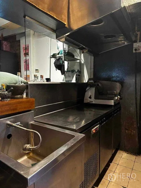 พื้นที่ขายปลีก ให้เช่าในWatthana, Bangkok - โซนเตรียมอาหารสำรองมีอ่างล้าง ฮูด และตู้แช่ใต้เคาน์เตอร์