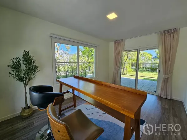Detached House for rent in Bang Phli, Samut Prakan - Multipurpose room with sliding doors opening to tiled patio and garden.
