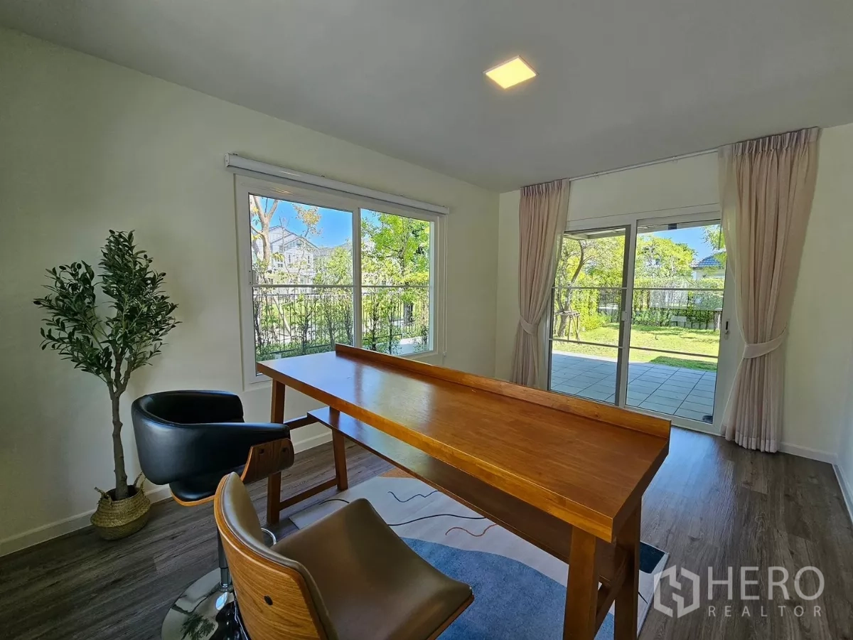Detached House for rent in Bang Phli, Samut Prakan - Multipurpose room with sliding doors opening to tiled patio and garden.