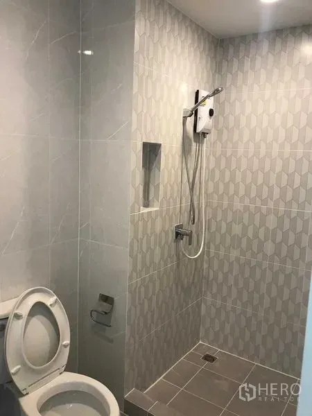 联排别墅 出租或出售在Prawet, Bangkok - 瓷砖卫浴，设淋浴区、热水器与坐便器。