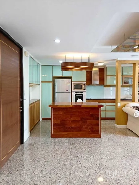 คอนโด ให้เช่าในWatthana, Bangkok - ครัวเปิดพร้อมไอแลนด์ไม้ ตู้สีเขียวมิ้นต์ เชื่อมต่อพื้นที่นั่งเล่นและไฟเพดาน.