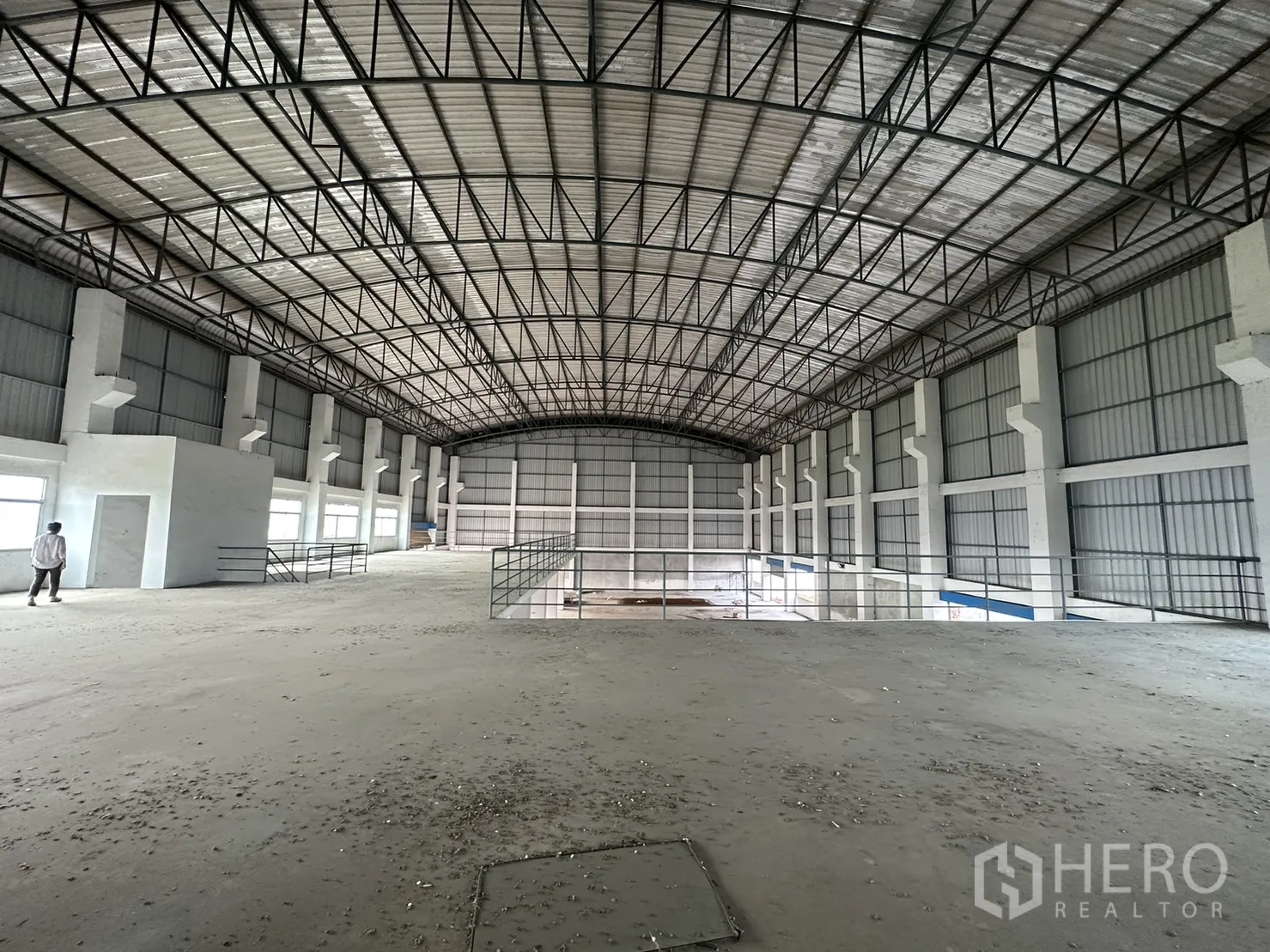 工厂 出租在Pak Kret, Nonthaburi - 从夹层俯瞰厂房，钢桁架拱形屋顶一览。