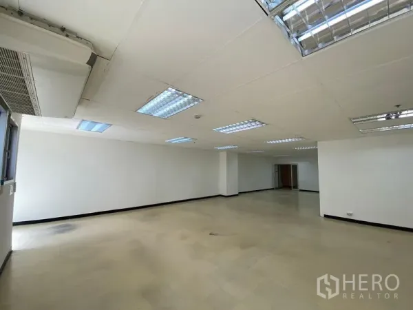 สำนักงาน ให้เช่าในWatthana, Bangkok - ชั้นออฟฟิศกว้าง มีโคมไฟเพดานหลายจุดและเครื่องปรับอากาศติดผนัง
